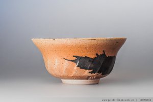 Czarka ceramiczna ręcznie formowana na kole garncarskim.